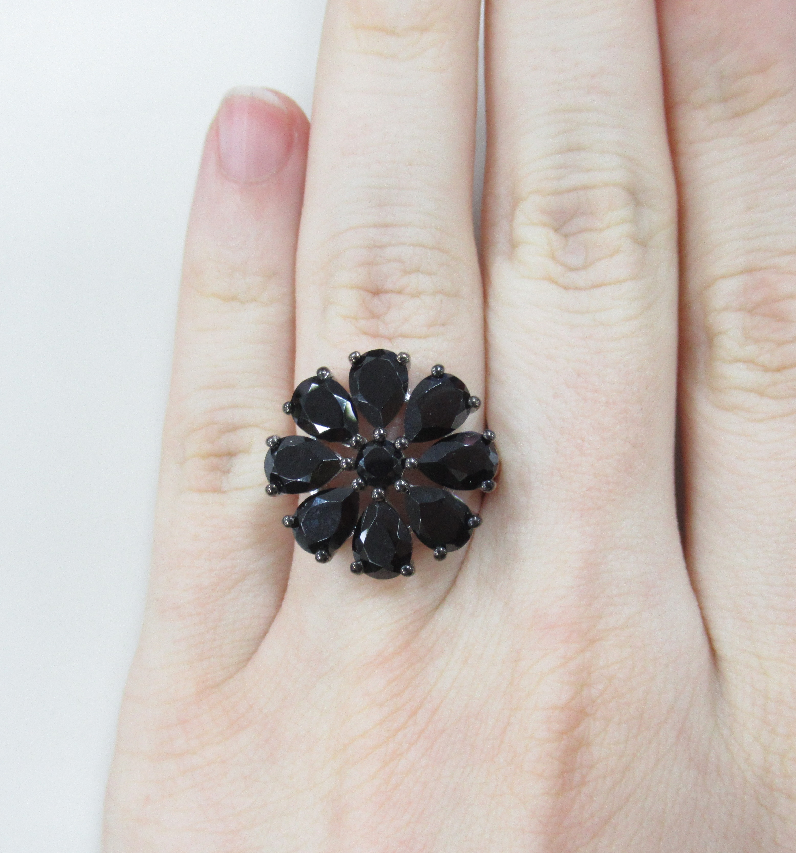 Серебряное кольцо со шпинелью "Цветок"